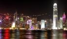 Auf Hong Kong Island befindet sich die zweitteuerste Einkaufsstraße der Welt. In der Causeway Bay liegen die Jahresmietpreise bei astronomischen 11.700 Euro pro Monat und Quadratmeter. Die gesamte Straße nebst ihrer Umgebung ist ein reines Vergnügnungsviertel mit Shopping-Malls, Kinos, Clubs und Edel-Boutiquen. Foto: Wikipedia/Creative Commons License/Alan Mak