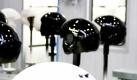 Hat der Helm seinen Grundfarbton erhalten, steht die Individualisierung der Produkte mittels verschiedener Dekore an. Foto: schuberth
