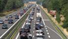 Fahrzeuge stauen sich am Samstag (10.07.10) auf der Autobahn 24 (A24) bei Kremmen. Mit dem einsetzenden Ferienreiseverkehr in Richtung Ostsee kam es an diesem Wochenende vor allem um das Dreieck Havelland noerdlich von Berlin zu teils kilometerlangen Staus. Foto: Michael Klug/ddp Foto: ddp