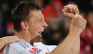 Im letzten Duell des 14. Spieltages empfing Hannover 96 den deutschen Rekordmeister aus Bayern. Und die Gäste machten Dampf. Nachdem Thomas Müller den FC Bayern nach 19 Minuten in Führung geschossen hatte, konnte Ivica Olic zu Beginn der zweiten Hälfte über ein Kopfballtor jubeln. Den Schlusspunkt unter die Partie setzte Mario Gomez Sekunden vor dem Abpfiff. Foto: dpa