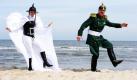 Die Schauspieler Wiebke Gätjen (Der Engel Hesekiel) und Rolf Günther ( Kaiser Wilhelm II.) vom Ensemble des Theaterzeltes Chapeau Rouge geben am Strand des Seebades Heringsdorf eine kleine Kostprobe aus ihrem neuen Stück Genoveva oder Die weiße Hirschkuh und Der Cassernower von Julie Schrader. Die Spielzeit im Theaterzelt beginnt am 21. Mai. Foto: dpa