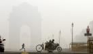 Wie hier vor dem War Memorial in Neu Delhi behindert dichter Nebel in Nordindien das öffentliche Leben. Züge hatten zum Teil mehrere Stunden Verspätung. Foto: dapd