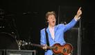 Ex-Beatle Sir Paul McCartney spielt während eines Konzerts im Rahmen seiner Show Up and coming in Monumental-Stadion in Lima, Peru.McCartney freut sich derzeit besonders über seiner Verlobung mit seiner langjährigen Freundin Nancy Shevell. Er ist seit Sommer 2007 mit der New Yorker Geschäftsfrau zusammen. Es wäre McCartneys dritte Ehe. Foto: dpa