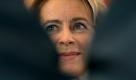 Bundessozialministerin Ursula von der Leyen (CDU) steht am Dienstag (09.02.10) vor der Verkuendung des Urteils ueber die 'Hartz IV'-Saetze im Verhandlungssaal des Bundesverfassungsgerichts in Karlsruhe. Die seit 2005 geltenden 'Hartz IV'-Regelsaetze fuer Erwachsene und Kinder sind verfassungswidrig. Das hat das Bundesverfassungsgericht in Karlsruhe am Dienstag entschieden. Die Leistungen seien nicht korrekt ermittelt worden. Die gesetzlichen Vorschriften genuegten daher nicht dem Grundrecht auf Gewaehrleistung eines menschenwuerdigen Existenzminimums. Der Gesetzgeber muesse bis 31. Dezember 2010 eine Neuregelung treffen. Bis dahin blieben die verfassungswidrigen Vorschriften weiter anwendbar. (zu ddp-Text) Foto: Sascha Schuermann/ddp Foto: ddp