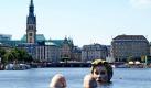 Ein Bad in der Alster: Die aus Styropor und Stahl bestehende Riesennixe guckt inHamburg aus dem Wasser. Die von dem Hamburger Künstler Oliver Voss gefertige Skulptur sollte schon von gestern an für die Dauer von zehn Tagen auf der Binnenalster ausgestellt werden. Sie wurde aber erst heute in Position gebracht. Foto: dapd