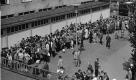 Die Abschottung soll vor allem den wachsenden Exodus aus der DDR stoppen: In den 1950er Jahren verlassen jährlich bis zu 150.000 zumeist junge Leute das Land. Im Westen landen sie zunächst in Notaufnahmelagern wie hier in Berlin-Marienfelde. In den Monaten vor dem Mauerbau ist der Ansturm so groß, dass die Flüchlinge in Zelten und alten Fabrikhallen untergebracht werden. Foto: dapd