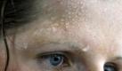 Der Körper hat ein eingebautes Kühlsystem: das Schwitzen. Allerdings muss das immer gut nachgefüllt werden. Deshalb gilt besonders an heißen Tagen:Immer genug trinken! Foto: ddp