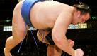 Der estländische Wrestler Baruto fliegt durch die Luft, nachdem er von seinem Gegner Aminishiki abgewehrt wurde. Dieses Zusammentreffen findet im Rahmen des Grand Sumo Tournament in Tokio statt.
 Foto: ap