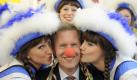 ... hat sich der CDU-Politiker von seinem Image des spießigen Langweilers, das ihm zu Oppositionszeiten anhaftete, befreit. So posiert er als Landeschef auch schon mal im Karneval als Narr mit roter Nase. Zwar gibt Wulff eher den Softie, ... Foto: dpa