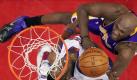 Los Angeles Lakers forward Lamar Odom, right, puts up a shot as Los Angeles Clippers center Marcus Camby defends during the second half of their NBA basketball game, Wednesday, Jan. 6, 2010, in Los Angeles. (AP Photo/Mark J. Terrill) Foto: ap