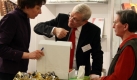 Wenn die Probe berzeugt hat, geht es ans Eingemachte. Swarenhersteller wollen ihre Ware an den Mann bringen, die zahlreichen Fachbesucher ihr Sortiment erweitern und Neuheiten zu einem mglichst guten Preis einkaufen. Foto: news.de
