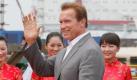 Gov. Arnold Schwarzenegger greets the guests at a ceremony during his visit to Zhenhua Port Machinery Company (ZPMC) Monday, Sept. 13, 2010 in Shanghai. ZPMC is building the new east span of San Francisco’s Oakland Bay Bridge. (AP Photo/Eugene Hoshiko)



 Foto: ap