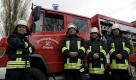 Die Mitglieder der Freiwilligen Feuerwehr Pietzpuhl, Peter Sandner (v.l.), Helmut Rausch, Hartmut Schoenwald und Andreas Schroeder, posieren am Freitag (25.04.08) in Pietzpuhl vor dem Feuerwehrauto fuer ein Foto. Ende Februar fanden 18 Maenner aus dem rund 160 Einwohner zaehlenden Dorf im Jerichower Land Einberufungsbescheide in ihren Briefkaesten. Weil sich vorher monatelang nicht genug Freiwillige fuer das Ehrenamt gefunden hatten, besitzt das Dorf nun eine Pflichtfeuerwehr. Foto: ddp
