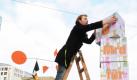 Der Stuttgarter Gemeinderat Hannes Rockenbauch von Stuttgart Ökologisch Sozial (SÖS) stapelt auf dem Schloßplatz in Stuttgart Geldscheinblöcke aufeinander. Damit soll die vom Landesbündnis «JA zum Ausstieg» erwarteten Kostensteigerung des Bahnprojekts Stuttgart 21 dargestellt werden. Das Bündnis hält Gesamtkosten von bis zu 6,5 Milliarden Euro für wahrscheinlich. Foto: dpa