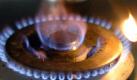 Eine Gasflamme brennt auf einem Küchenherd. Foto: Roland Weihrauch/Archiv Foto: dpa