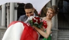 Das frisch getraute Ehepaar Tanja und Sergej Reifegerst, Mitte, feiert am Mittwoch, 9. September 2009, vor dem Standesamt in Koeln, Nordrhein Westfalen, mit Freunden die standesamtliche Trauung. Auch in diesem Jahr vermelden Standesaemter in Deutschland am 9. September 2009 wieder einen verstaerkten Zulauf von ehewilligen Paaren, die an dem leicht zu merkenden Datum 09.09.09. den Bund fuers Leben schliessen wollen. (AP Photo/Roberto Pfeil) --- Groom Sergej Reifegerst, center, carries his bride Tanja as they step through a cut-out heart held by friends following their civil wedding ceremony in Cologne, Germany, on Wednesday, Sept. 9, 2009. (AP Photo/Roberto Pfeil) Foto: ap