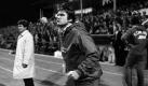1. Oktober 1980, Europapokal der Pokalsieger: Ob der junge Hans Meyer noch an ein Wunder geglaubt hat, ist nicht überliefert. Zumindest schien nach dem 3:0 im Hinspiel alles klar für den großen AS Rom gegen den kleinen FC Carl Zeiss Jena. Doch Jena drehte die Partie sensationell und gewann die Roma mit 4:0. Held des Abends: Andreas Bielau, der das 3:0 und 4:0 erzielte. Am Ende marschierte Jena bis ins Finale in Düsseldorf, wo die Mannschaft Dinamo Tiflis mit 1:2 unterlag. Foto: imago
