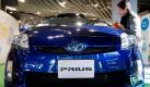 Ein Toyota Prius wird im Februar 2010 auf der Automesse in Tokio ausgestellt. Der japanische Autokonzern Toyota muss mehr als 100.000 Autos des Hybrid-Erfolgsmodells Prius in die Werkstätten zurückrufen, darunter auch 800 Fahrzeuge in Deutschland. Grund seien Probleme mit der Lenkeinheit: Im schlimmsten Fall könne sich das Lenkrad nicht mehr bewegen lassen, teilte der Konzern mit. Von dem Rückruf sind Prius betroffen, die zwischen 1997 und 2003 gefertigt wurden. Foto: dpa