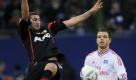 Da staunen Dennis Diekmeier und der HSV: Der FC Augsburg holte in der Hansestadt mit akrobatischer und vor allem kämpferisch starker Leistung einen Punkt. Foto: dapd