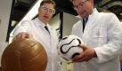 Holger Casselmann (l) von der Firma Bayer MaterialScience erklärt am Mittwoch (31.05.2006) in Leverkusen dem nordrhein-westfälischen Innovationsminister Andreas Pinkwart (FDP) den Unterschied zwischen dem WM-Ball 'Teamgeist' und dem Endspielball von 1954. Bei der Firma Bayer MaterialScience AG wurden unter anderem die Beschichtungsrohstoffe für den aktuellen WM-Ball entwickelt. Foto: Federico Gambarini dpa/lnw +++(c) dpa - Bildfunk+++ Foto: dpa