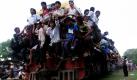 In this Sunday, Aug. 22, 2010, photo, a train is packed with passengers as it leaves Taungbyone station during the Taungbyone spirit festival in Taungbyone , about 20 miles north of Mandalay, in central Myanmar. The ten-day annual festival, believed to be one of Myanmar's most loudest celebrations, is held in otherwise the sleepy town to honor the Taungbyone brothers whom local people believe can bring luck and prosperity, thus attracting spirit worshippers from throughout the country as well as tourists from the world. (AP Photo/Khin Maung Win)  Foto: ap