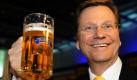 Der FDP-Vorsitzende und Außenminister Guido Westerwelle hält beim Politischen Aschermittwoch seiner Partei in Straubing, Niederbayern, ein Glas Bier in der Hand. In Niederbayern treffen sich traditionsgemäß die Parteien mit ihren Anhängern zu wortstarken Reden. Foto: dpa