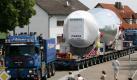 Ein Schwertransporter mit der groessten Gasturbine der Welt ist am Freitag (25.05.07) in Muenchsmuenster in Bayern auf der Strasse unterwegs. Das Fahrzeug, das seit Montag (21.05.07) auf 20 Achsen und 160 Reifen ueber die schmalen Strassen zwischen Kelheim und dem Gaskraftwerk Irsching im Landkreis Pfaffenhofen rollt hat es in sich. Sieben bis acht Maenner einer belgischen Spezialtransportfirma sind noetig, um das etwa 30 Meter lange und knapp fuenf Meter hohe Monster von einem Parkplatz auf die schmale Strasse zu rangieren. 'Wir duerfen da nicht zu weit in das Gras kommen, sonst sinken wir ein, bei dem immensen Gewicht', erklaert einer der Maenner, der in seinem blauen Overall in der Hitze schwitzt. Das 'immense Gewicht' sind immerhin rund 440 Tonnen, die alleine die groesste Turbine der Welt auf die Waage bringt. Zusammen mit dem Transportfahrzeug kommt das ganze Gespann auf rund 650 Tonnen Gesamtgewicht. Das ist so viel, wie etwa 17 voll beladene Lastzuege.
 Foto: ddp