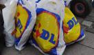 ... Doch schon im Folgejahr, 2009, kam es zum nächsten Aufreger: In einem Mülleimer wurden Akten gefunden, in denen Lidl die Krankheitsgründe der Mitarbeiter genauestens protokolliert hatte. Nach dem Bekanntwerden musste der Deutschlandchef Frank-Michael Mros seinen Posten verlassen. Foto: dpa