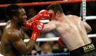 Lennox Lewis vs. Vitali Klitschko, 21. Juni 2003 in Los Angeles (USA): Wladimir Klitschkos älterer Bruder Vitali (rechts) lag nach sechs Runden auf den Punktzetteln aller drei Punktrichter vorne. Dann aber wurde der Kampf wegen eines tiefen Cuts über Klitschkos linkem Auge abgebrochen und Lewis zum Sieger nach technischem K.o. erklärt. Der Brite stieg danach nie wieder in den Ring. Foto: dpa
