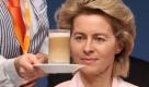 Bundesarbeitsministerin Ursula von der Leyen (CDU) blickt am Dienstag (15.11.11) in Leipzig auf dem 24. Bundesparteitag der CDU auf ein Glas Latte Macchiato, das ihr von einer Kellnerin serviert wird. Der kuenftige Europa-Kurs der CDU, das Thema Mindestloehne und neue Wege in der Bildungspolitik stehen im Mittelpunkt des 24. Bundesparteitags der Christdemokraten. (zu dapd-Text) Foto: Sebastian Willnow/dapd Foto: dapd
