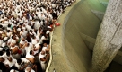 Muslime werfen Kieselsteine in Mekka, Saudi-Arabien, gegen eine Säule, die den Teufel repräsentieren soll. Das symbolische Steinigen des Teufels ist die letzte Station der alljährlichen Pilgerfahrt Hadsch, zugleich markiert sie auch den Beginn des Opferfestes Eid Al-Adha. Foto: ap