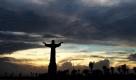 Die Silhouette einer Jesus-Statue zeichnet sich am Abendhimmel von Padre Island an der Küste von Texas ab. Auf der Insel wird es in den nächsten Tagen stürmischer zugehen: Der Tropensturm «Alex» wurde zum ersten Hurrikan der diesjährigen Saison hochgestuft und hält Kurs auf die amerikanische Golf-Küste. Foto: ap