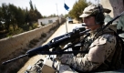 Bundeswehrsoldaten der Infanteriekompanie sichern während einer Erkundung in Kunduz in Afghanistan ihre Umgebung. Angriffe durch Aufständische sind für die Soldaten in Kunduz an der Tagesordnung. Die Soldaten sind bei der Erkundung in augenblicklicher Gefechtsbereitschaft. Während die Soldaten eine Erkundung durchführten, wurde eine nahegelegene Polizeistation mit Panzerfäusten angegriffen. Daher galt fuer die Soldaten höchste Konzentration.
 Foto: ddp