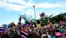 Nach den Regierungsgegnern gehen nun auch die Unterstützer des thailändischen Premierministers  Abhisit Vejjajiva in Bangkok auf die Straße. Thailändische Sicherheitskräfte versuchen derweil, die seit Wochen andauernden Proteste einzudämmen. Foto: ap