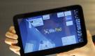 Der Geschaeftsfuehrer des Technologieanbieters 'neofine', Helmut Hoffer von Ankershoffen, posiert am Montag (12.04.10) in Berlin mit einen sogenannten 'Tablet-Computer', dem 'WePad'. Mit einem eigenen Tablet-Computer will die Berliner 'neofonie GmbH' den deutschen Markt erobern. Das tastaturlose Lesegeraet namens WePad bilde eine Alternative zum iPad des US-Konzerns Apple, sagte der Geschaeftsfuehrer der Neofonie GmbH, Helmut Hoffer von Ankershoffen, bei der Produktvorstellung am Montag in Berlin. (zu ddp-Text) Foto: Axel Schmidt/ddp Foto: ddp