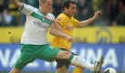 Petri Pasanen (l) ist ein Defensiv-Allrounder, der seine Talente zurzeit dem Bundesligisten Werder Bremen zur Verfügung stellt. Der 29-Jährige schoss in bisher 57 Länderspielen für Finnland zwei Tore. Gegen Deutschland wird er allerdings nicht auflaufen, da er eine Gelb-Sperre absitzt. Foto: dpa