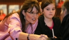 Die frühere Vizepräsidentschaftskandidatin der US-Republikaner, Sarah Palin, bei einer Autogrammstunde für ihr neues Buch. Palins Memoiren Going Rogue wurden in der ersten Woche nach Veröffentlichung bereits 700.000 mal verkauft. Foto: ap