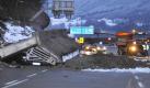 Rettungskräfte versuchen einen Lkw zu bergen, der von einer tonnenschweren Betonplatte zerquetscht wurde, die eigentlich der Hangbefestigung dienen sollte. Foto: zeitungsfoto.at/Daniel Liebl Foto: dpa