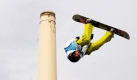 Der britische Snowboarder Ben Kilner bei einem Übungssprung in London. Er wird bei einem Wettkampf im Rahmen des Freestyle Snowboard and Ski Festival teilnehmen. Foto: ap