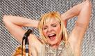 Schauspielerin Kim Cattrall  zeigt den Fotografen bei der Premiere von  Sex and the City 2 in Tokio, wie sehr sie ihre Paraderolle Samantha verinnerlicht hat. Foto: ap