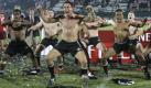 ... dann brüllen sie so wie das neuseeländische Rugby-Team. Im Finale der Dubai Rugby Sevens schlugen sie Samoa und führten ihren berühmten Haka-Tanz auf. Foto: ap