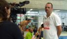 Nach seiner Schwimmkür muss Johannes Andrees Interviews geben. Wie die richtigen Profisportler. Foto: news.de