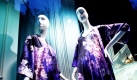Kreationen des US-amerikanischen Modelabels Saks sind in einem Schaufenster der Fifth Avenue in New York City ausgestellt. Das Fashionlabel gibt bekannt, dass es im dritten Quartal 2009 ein Umsatzplus erzielt hat.  Foto: ap
