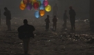 An Afghan boy runs with balloons to join his friends in dusty alley in Kabul, Afghanistan, Sunday, Oct. 25, 2009. (AP Photo/ Gemunu Amarasinghe) Foto: ap