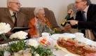 Zum 70. Hochzeitstag überreicht Sachsen-Anhalts Ministerpräsident Reiner Haseloff dem Ehepaar Gerhard (96) und Emma Großer (91) eine Flasche Wein. Foto: Peter Endig Foto: dpa