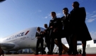 Crewmitglieder der Fluggesellschaft Air France gehen in Hamburg am ersten Airbus A380 der Air France vorbei. Der erste Flug der A380 startet mit dem Ziel Paris. Foto: ddp