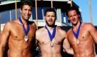 Matthew Grever (von links nach rechts), David Plummer und Ryan Lochte feiern gemeinsam den Sieg beim internationalen Rückenschwimmer-Wettbewerb in Santa Clara im US-Bundesstaat Kalifornien. Plummer holte sich die Goldmedaille, Grevers und Lochte belegten  die Plätze zwei und drei. Foto: ap