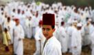 Ein junger Samariter nimmt an einer Prozession an einer Straße auf dem Berg Gerizim über der Stadt von Nablus in der nördlichen Westbank teil. Die Religion der Samariter geht zurück auf die alten israelitischen Wurzeln von Menashe und Efraim. Die Gemeinschaft umfasst heute weniger als 700 Menschen, von denen die Hälfte auf dem Berg Gerizim und die andere Hälfte in Holon in der Nähe Tel Avivs lebt.  Foto: dpa