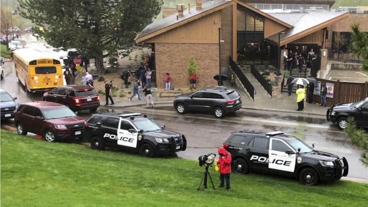 Bei einem Angriff auf eine Schule in Colorado kam mindestens ein Schüler ums Leben.