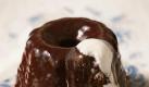 Schokoladige Leckerei: Wer mag, kann beim «Mohr im Hemd» die Schokoladensauce mit Rum oder Cognac abschmecken. (Bild: Brigitte Sporrer/Knaur) Foto: dpa